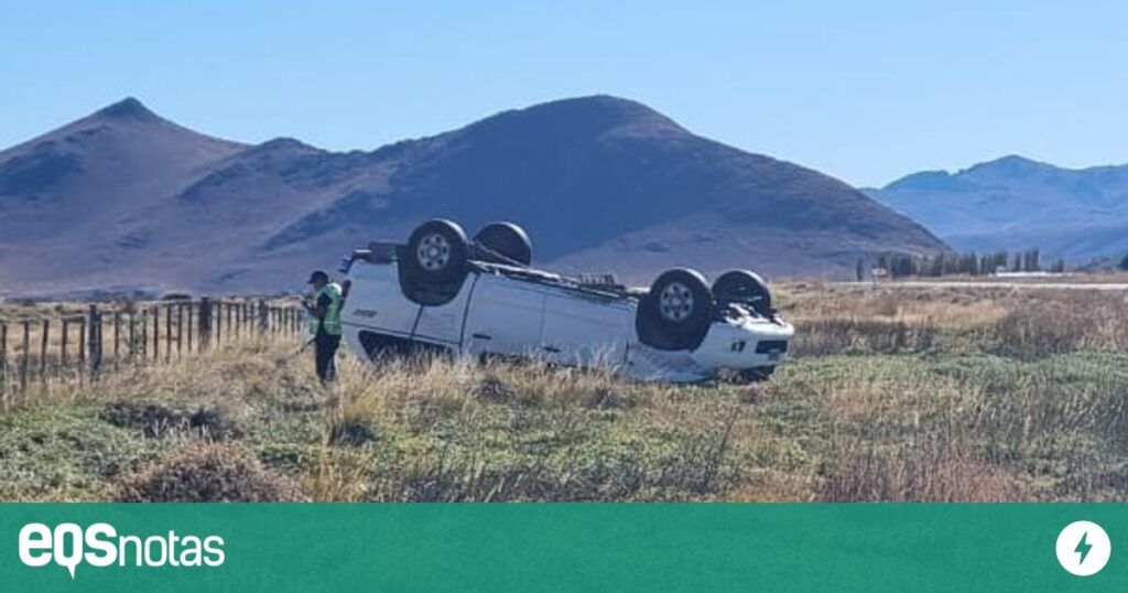 Accidente de tránsito en Ruta Nacional 40: Camioneta vuelca a pocos kilómetros de Gobernador Costa 1 Accidente de transito en Ruta Nacional 40 Camioneta vuelca a